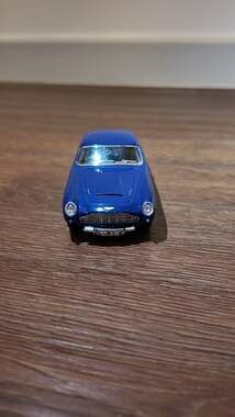 Kinsmart 1963 Aston Martin DB5 Diecast Car – Metallic Blue, 1:38 Scale
